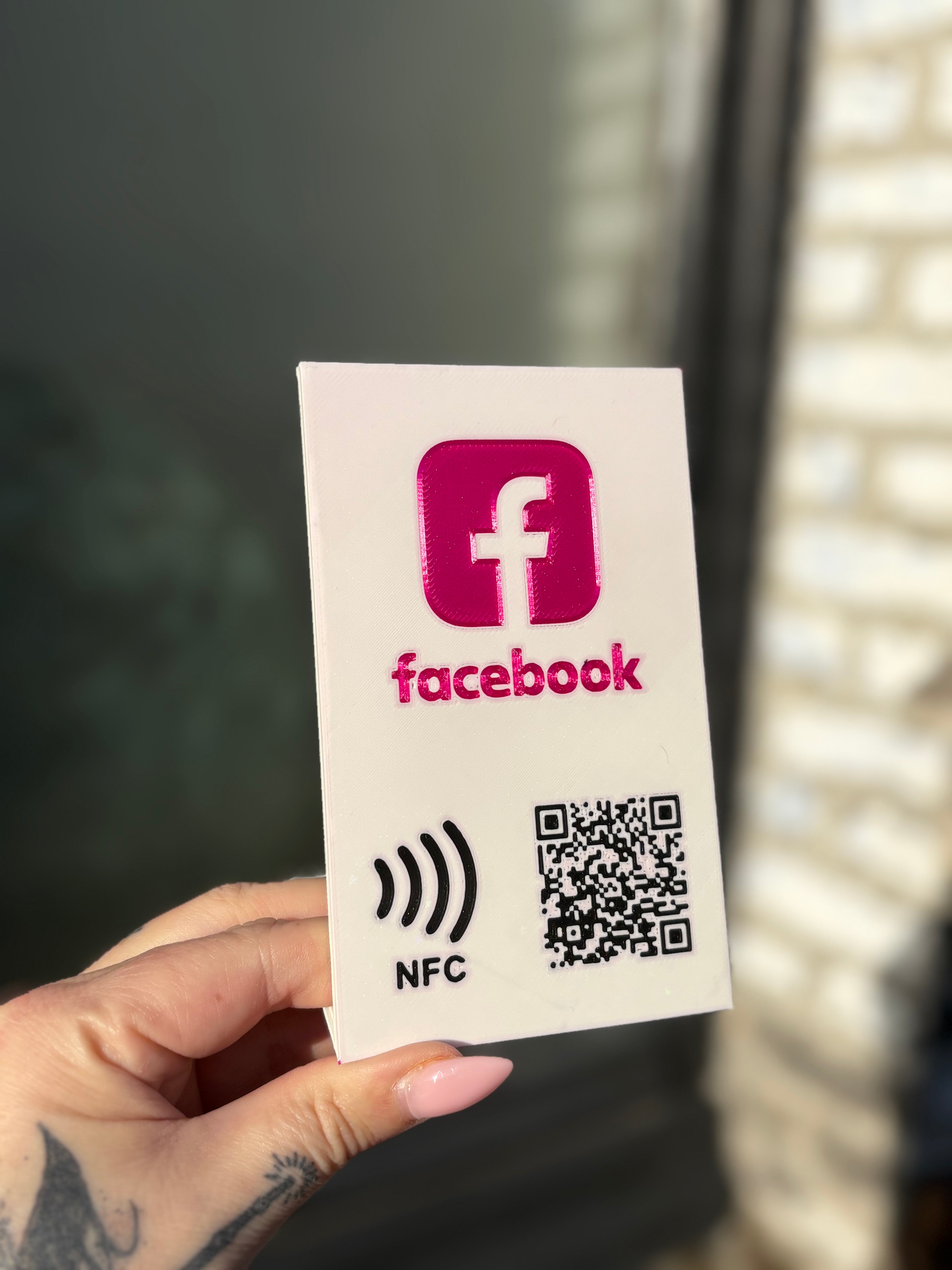 NFC & QR Social Media Stand – Deel je socials met één scan