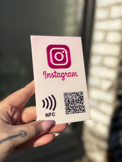 NFC & QR Social Media Stand – Deel je socials met één scan