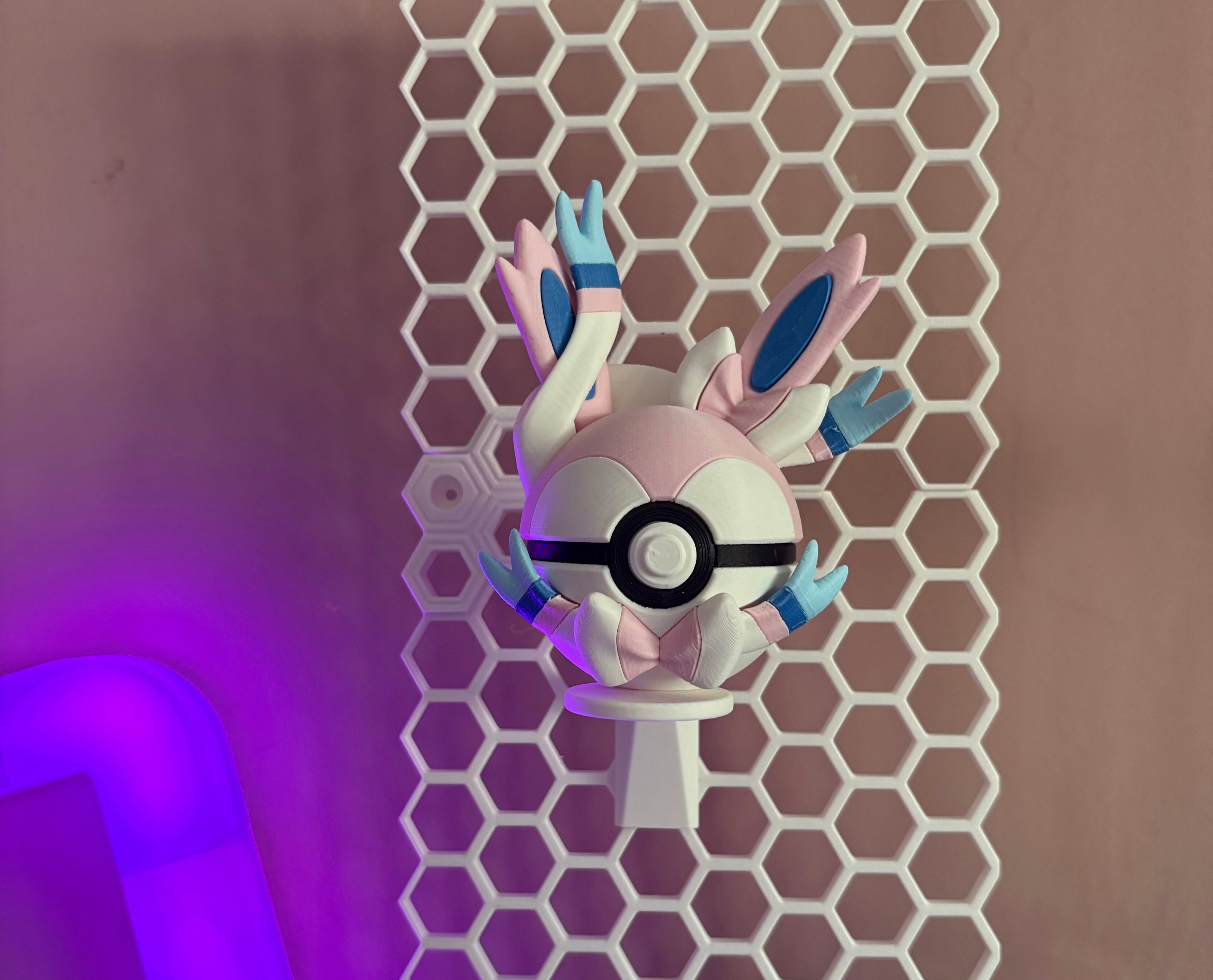#0700 Sylveon - Character Ball